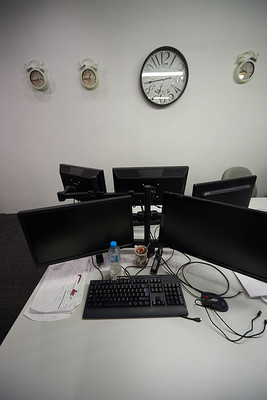 双监控屏幕笔记本电脑现代办公室室内,启动公司软件开发技术